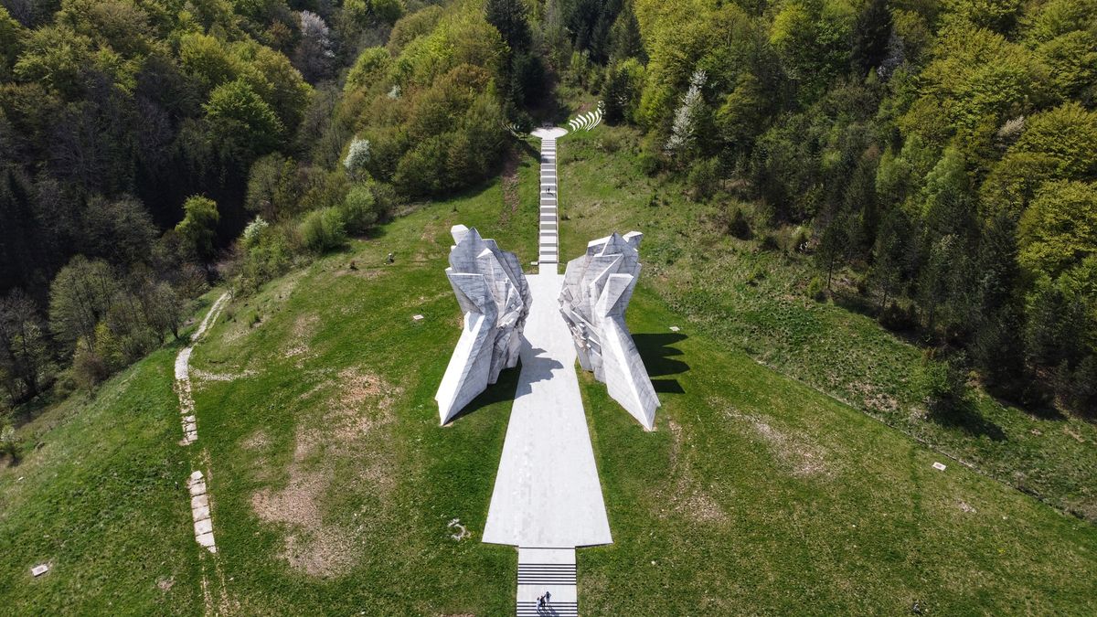 Memorialul de la Tjentište văzut din aer, în valea Sutjeska