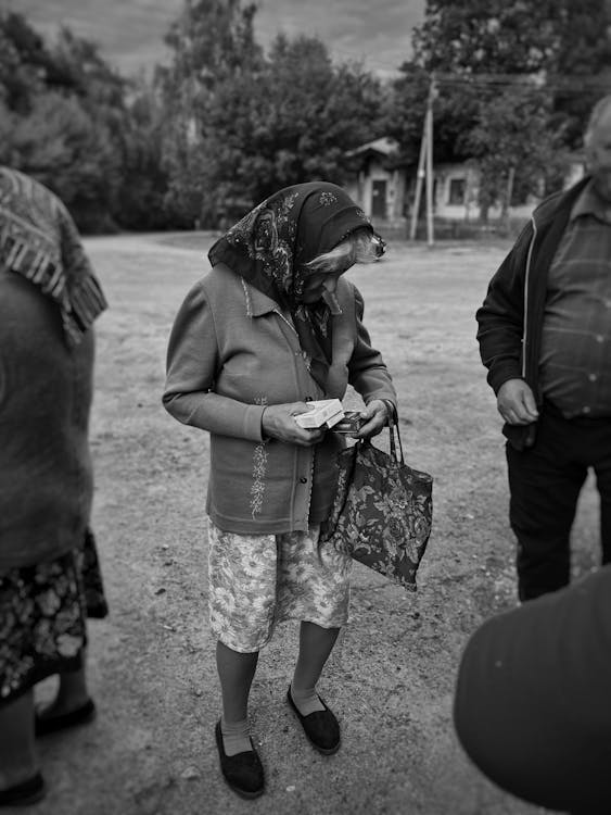 Fotos de stock gratuitas de al aire libre, anciano, blanco y negro