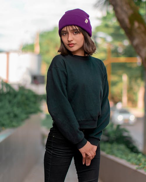 Fotos de stock gratuitas de de pie, fotografía de moda, gorra violeta