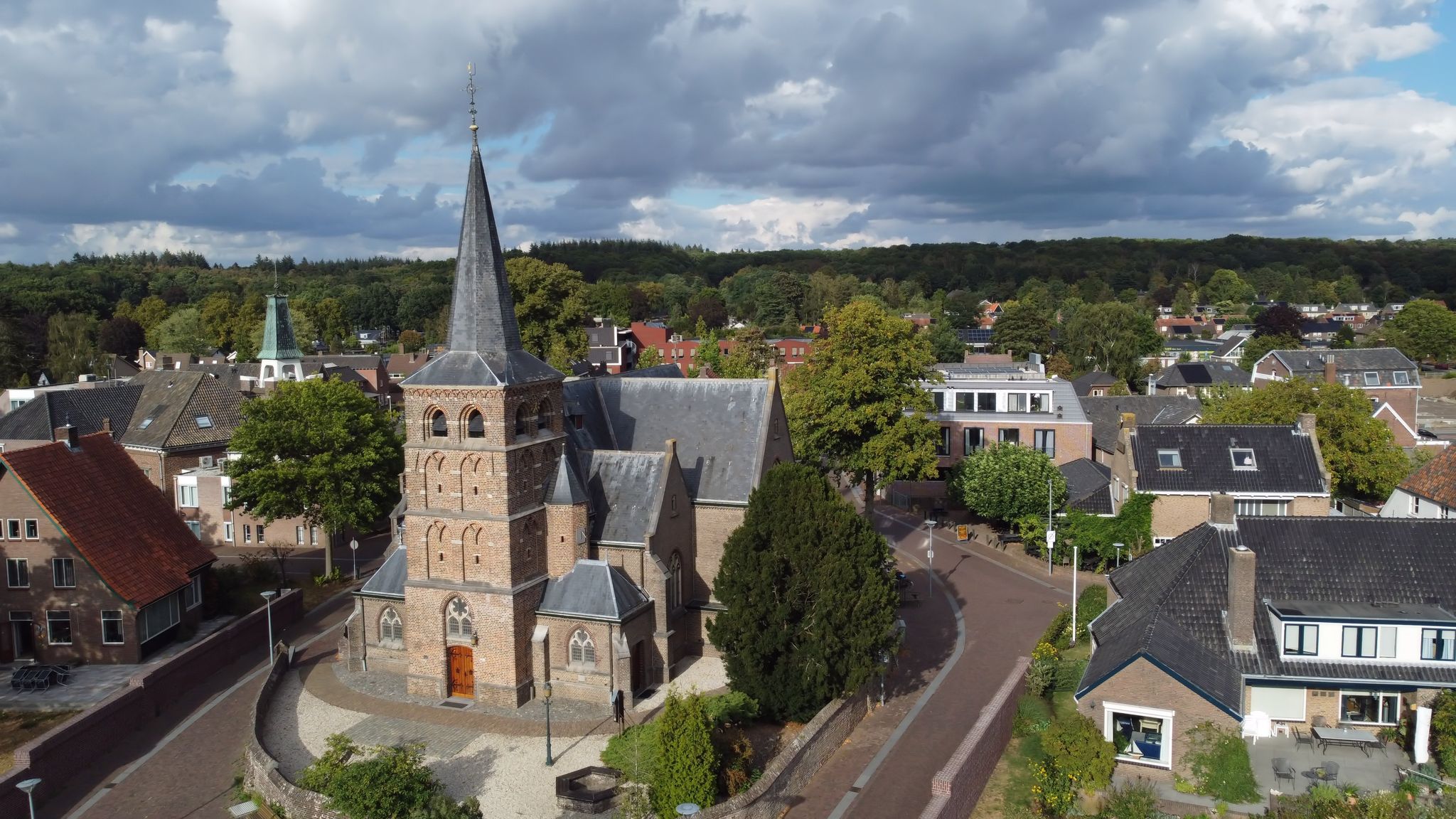 Limburg bereidt zich voor op onweersbuien op warmste dag van 2026