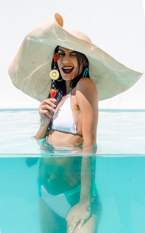 Foto profissional grátis de biquíni branco, calção, chapéu de praia