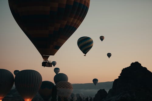 Ingyenes stockfotó éjszaka, hegy, hőlégballonok témában
