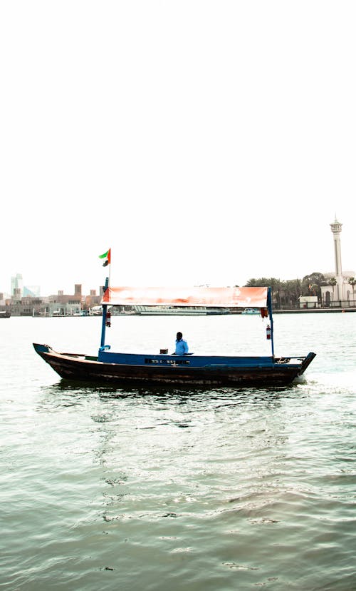 Fotobanka s bezplatnými fotkami na tému drevený čln, dubaj potoka, motorový čln