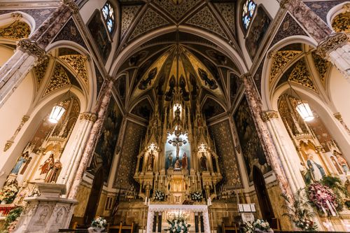 Free A captivating view of a Gothic cathedral's ornate altar and vaulted ceiling, showcasing stunning architecture. Stock Photo