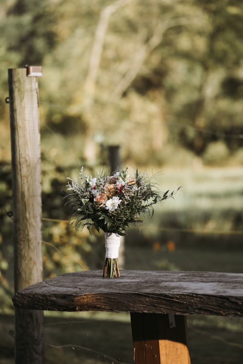 Kostenloses Stock Foto zu blumen, blumenstrauß, holzbank