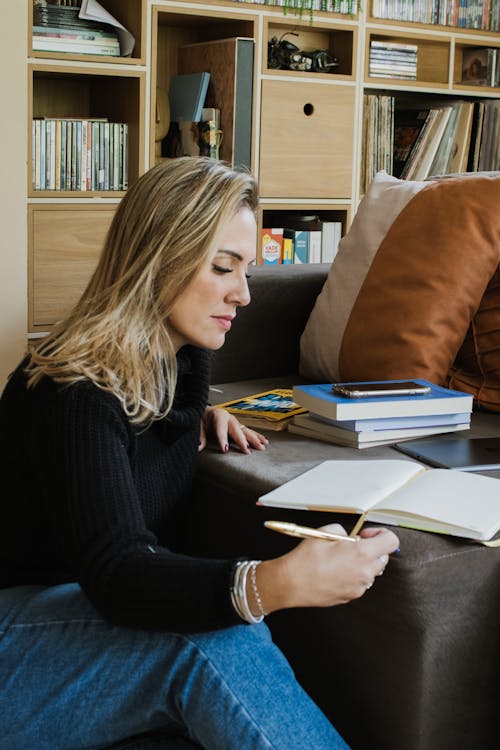 Kostenloses Stock Foto zu blondes haar, denim jeans, festhalten