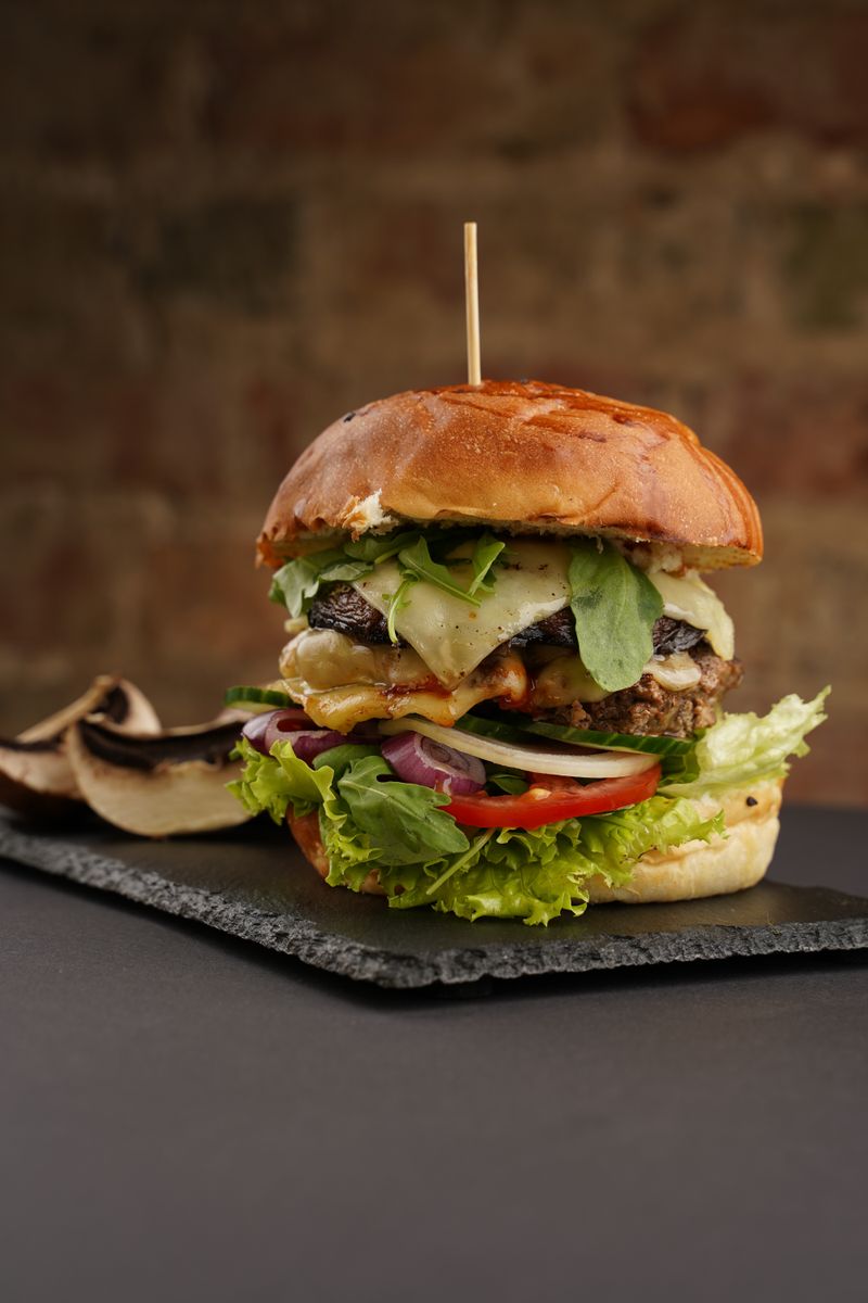 Hamburguer gourmet servido em prato especial