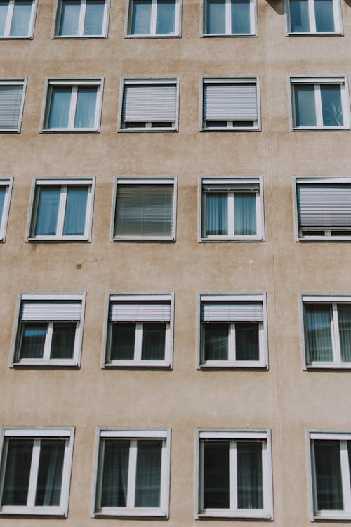 beton yapı, bina cephesi, cam pencereler içeren Ücretsiz stok fotoğraf