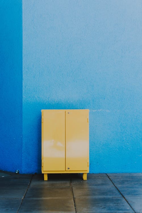 Foto stok gratis dinding biru, kabinet kuning, tembakan vertikal