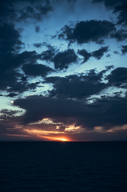 Foto profissional grátis de alvorecer, cair da noite, céu nublado