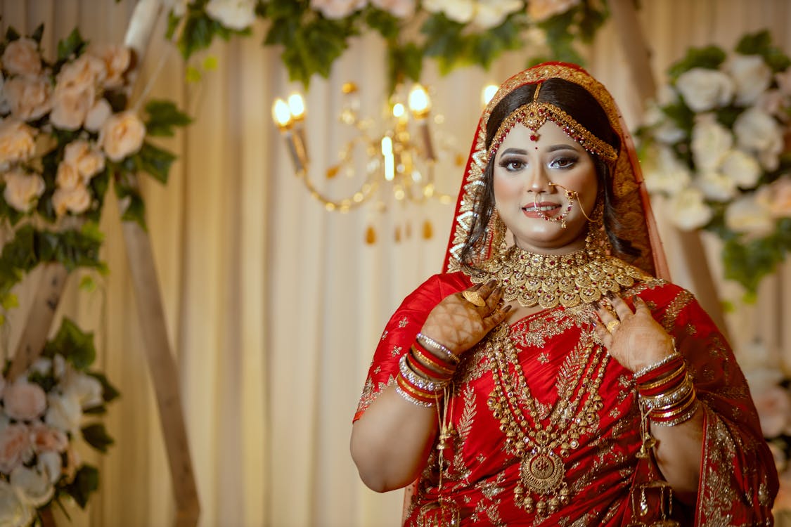 lagerfoto af broderi, brud, brude henna, bryllup, indisk kultur, indisk tradition, indiske brud, kvinde, rød kjole, kjole, smile, smuk, smykker, ung