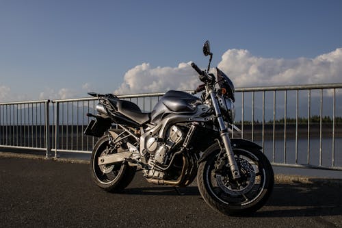 검은 오토바이, 금속 울타리, 로우앵글 샷의 무료 스톡 사진