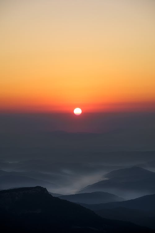 Бесплатное стоковое фото с вертикальный выстрел, восход, горный хребет