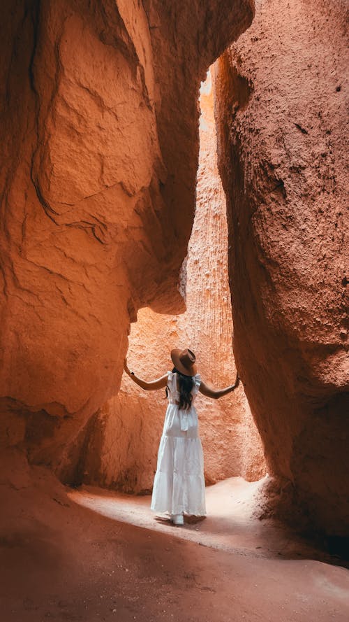 Fotobanka s bezplatnými fotkami na tému biele šaty, cappadocia, jaskyňa