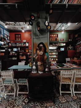 Capture of a cozy cafeteria with vintage decor, featuring vinyl records and colorful furnishings.