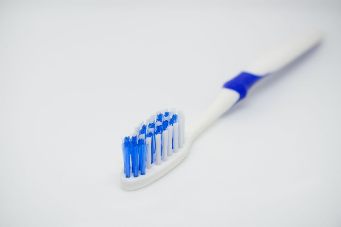 Technique de brossage des dents pour un résultat éclatant Brosse à dents sur surface blanche, gros plan sur les soins dentaires quotidiens