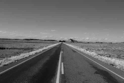 Foto d'estoc gratuïta de asfalt, autopista, blanc i negre