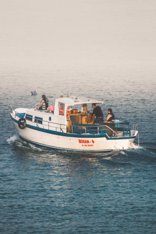 Бесплатное стоковое фото с вертикальный выстрел, водный транспорт, лодка
