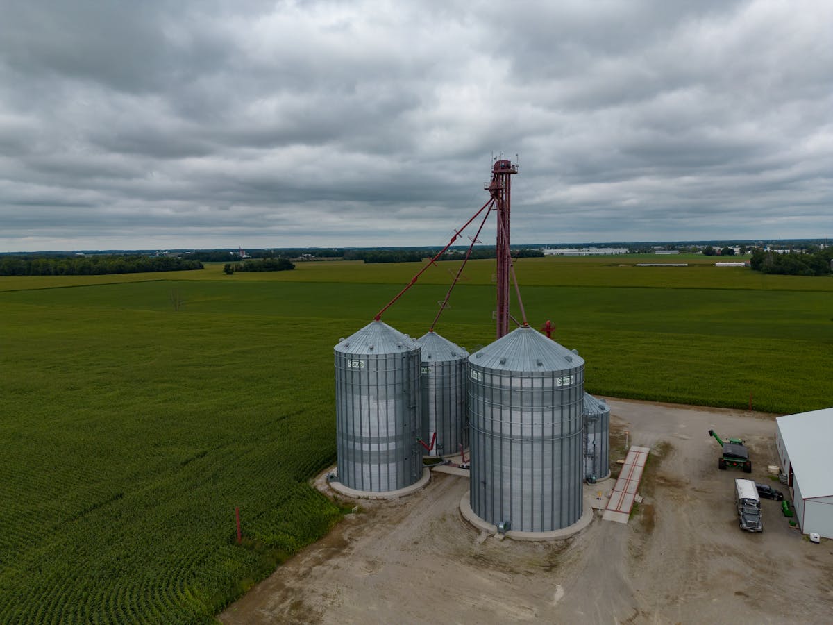 Vista aérea de silos de grãos em área rural