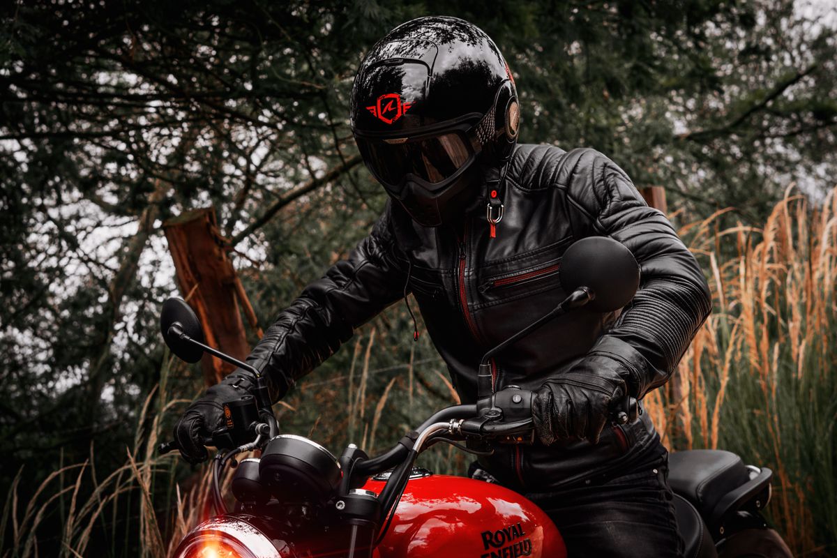 Motociclista con equipo de protección conduciendo una moto en Bogotá, Colombia