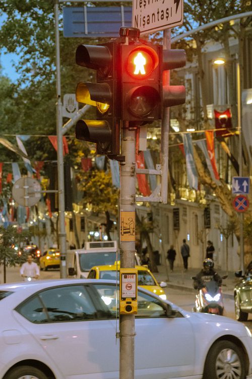 Free Red traffic light in bustling Istanbul street with vehicles and pedestrians. Stock Photo