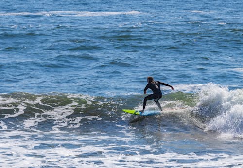 Immagine gratuita di acqua, divertimento, fare surf