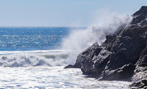 Immagine gratuita di formazione rocciosa, mare, oceano