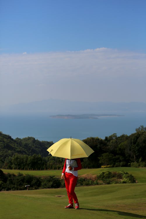 Бесплатное стоковое фото с вертикальный выстрел, держать, желтый зонт