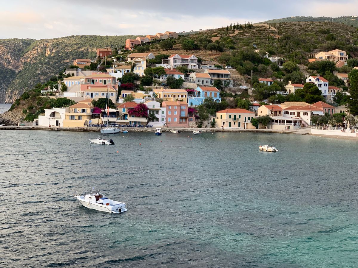 Kefalonia - bărci lângă satul Assos cu case colorate pe mal
