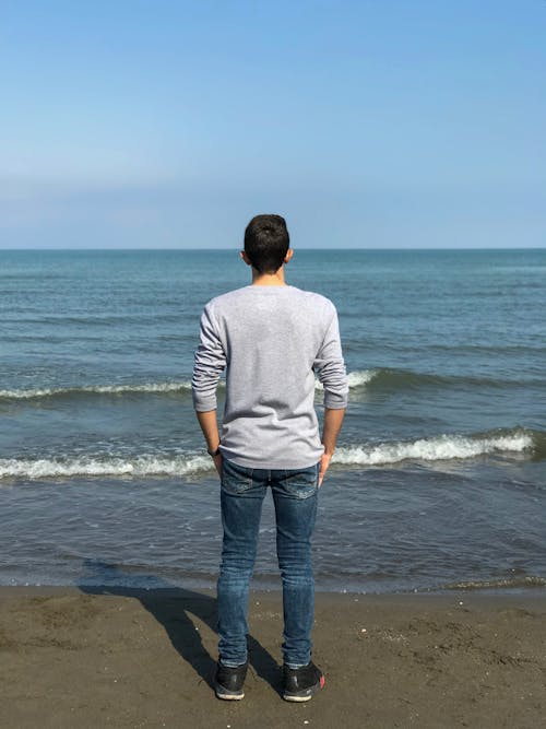 Základová fotografie zdarma na téma džíny, muž, pláž