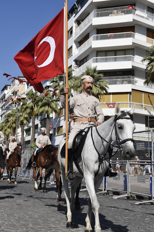 Darmowe zdjęcie z galerii z armia, brukowana ulica, flaga turcji