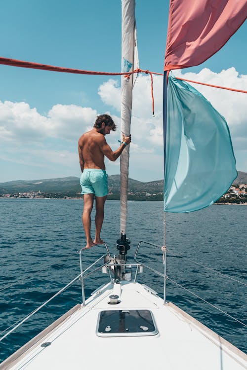 Gratis Pria Berdiri Di Atas Perahu Foto Stok