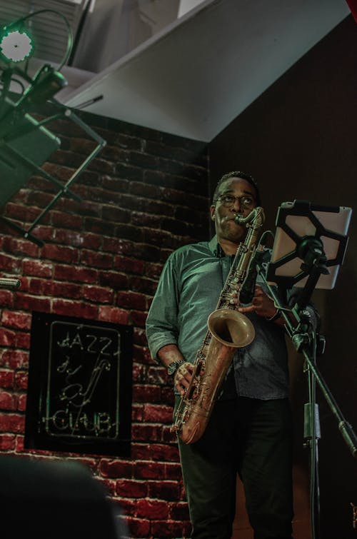 Hombre Tocando El Saxofón