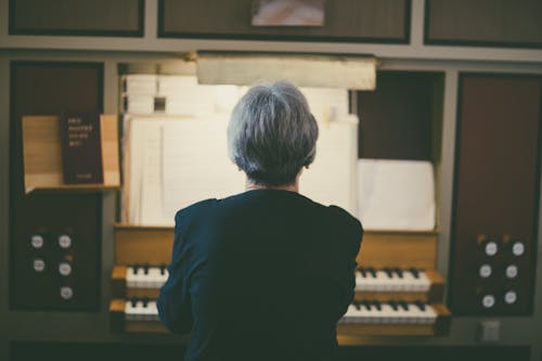 Achteraanzicht Van Vrouw Spelen Orgel