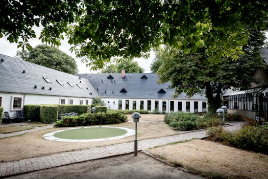 住宅庭院拥有美丽的室外景观，其设计融合了现代建筑与绿化