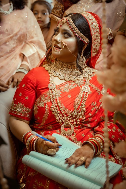 アジアの女性, インド人女性, ウェディングアクセサリーの無料の写真素材