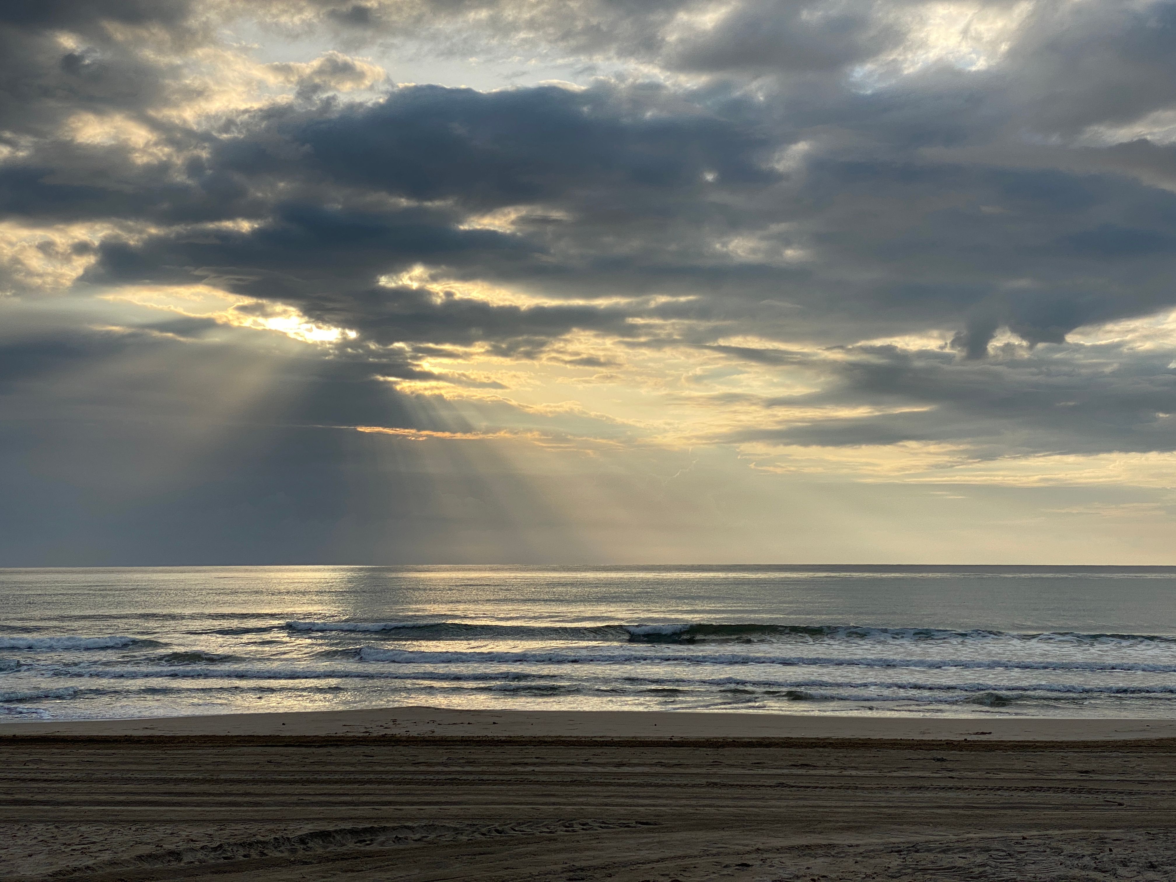 Crashing Ocean Waves on the Sea Shore during Sunrise · Free Stock Photo