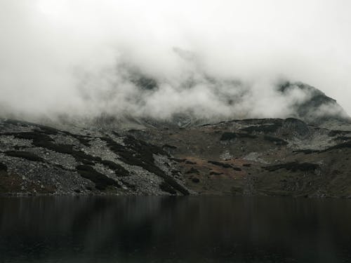 Fotos de stock gratuitas de aguas tranquilas, cielo blanco, con neblina