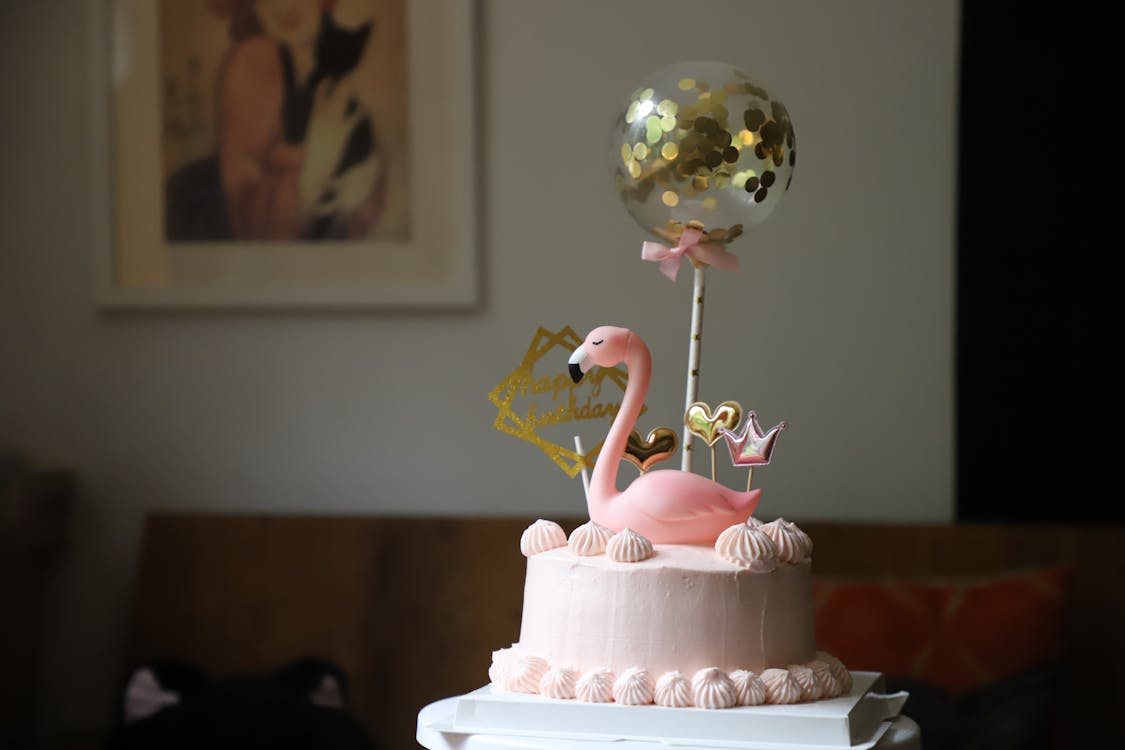 ケーキの上にピンクのフラミンゴ