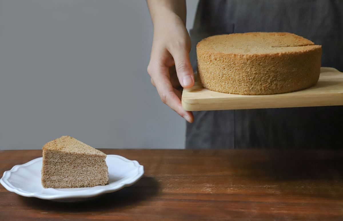 Fetta di torta paradiso senza zucchero e senza glutine su un piatto