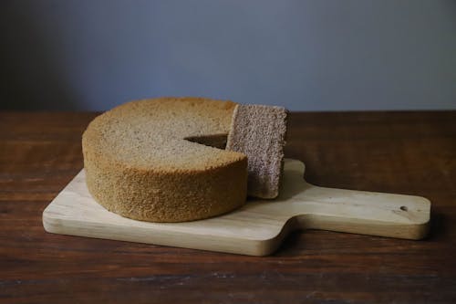 免費 棕色木砧板上的蛋糕 圖庫相片