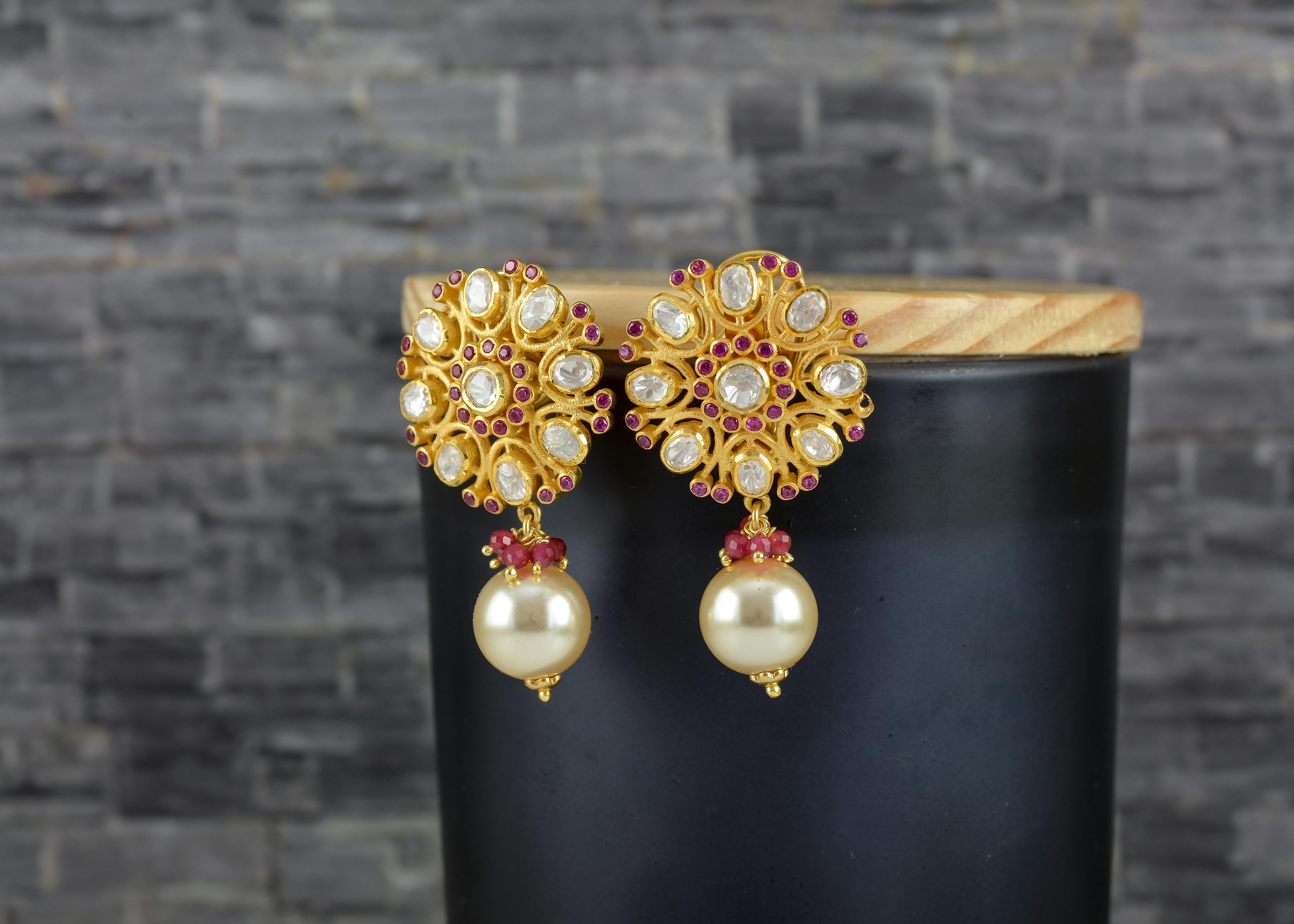 Gold Earring HD Image  6000x4000 resolution wallpaper