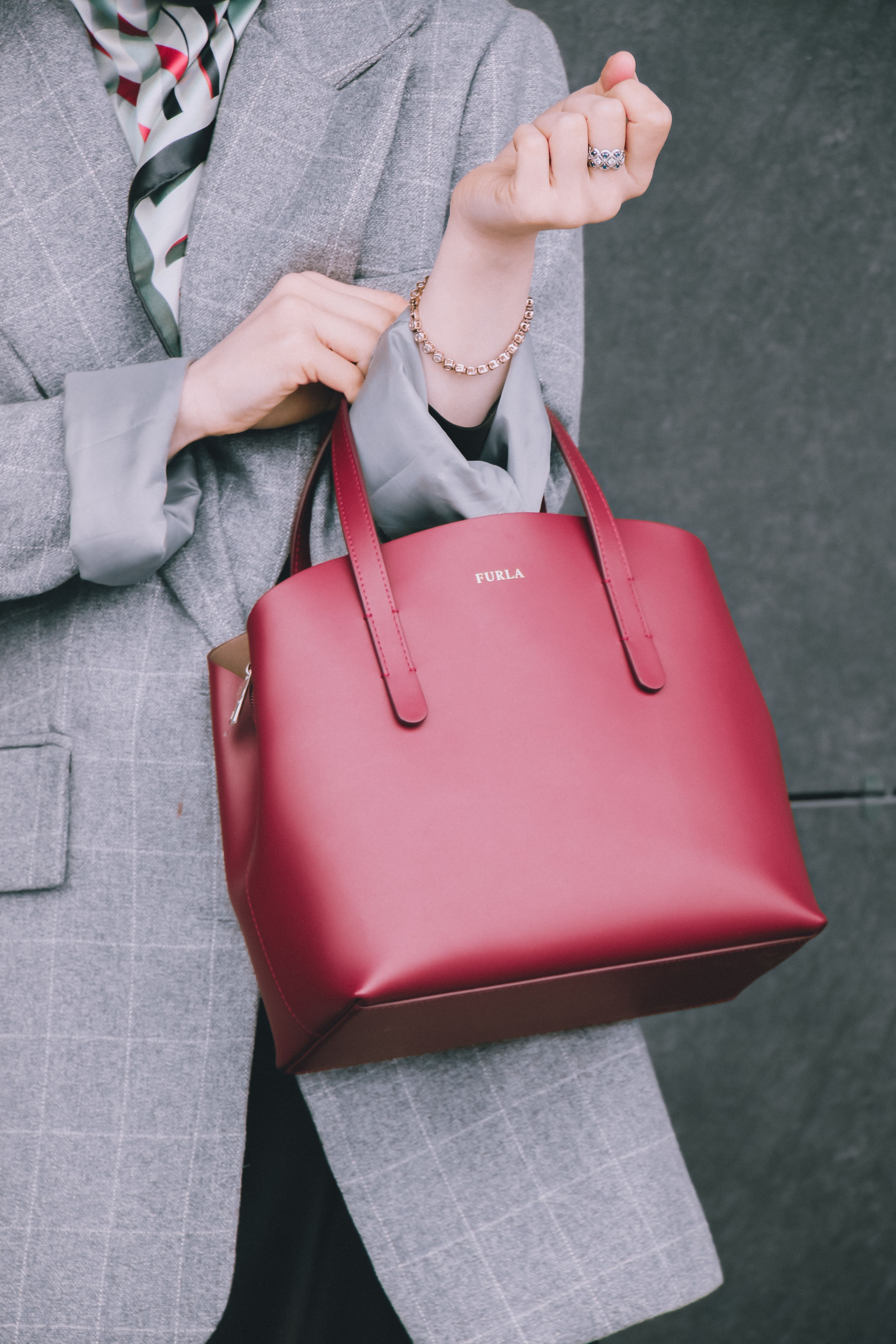 Captura de moda elegante de uma mulher segurando uma bolsa vermelha, perfeita para conceitos de moda de alto padrão.