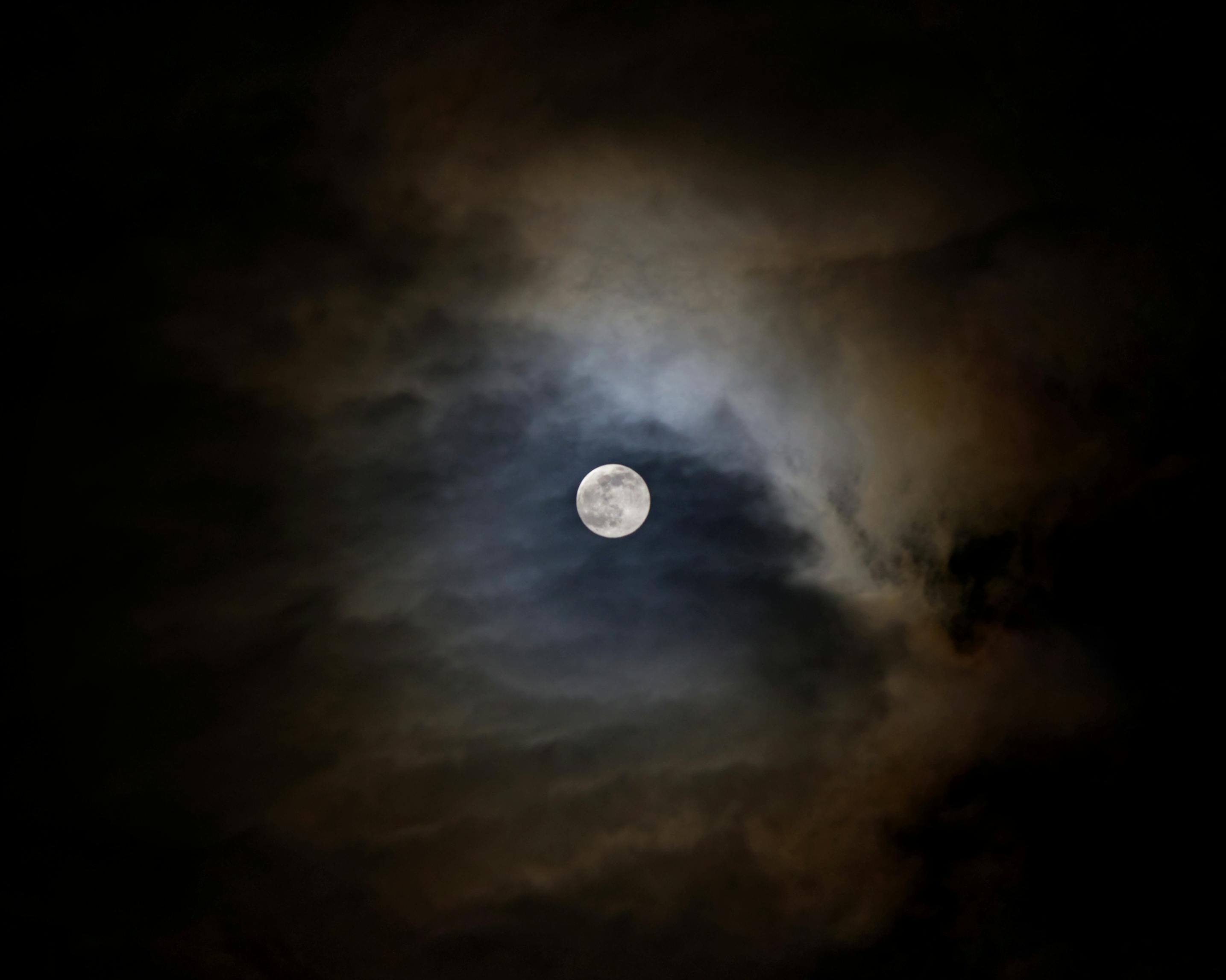 Full Moon in Dark Night Sky · Free Stock Photo