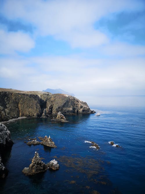 Foto Aerea Di Acqua Di Mare Blu E Formazione Rocciosa