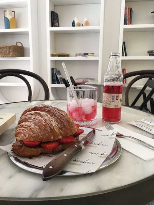 Kostenloses Stock Foto zu brot, croissant, drinnen