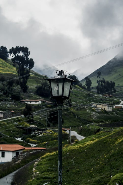 Základová fotografie zdarma na téma horský výhled, na horském úbočí, pouliční lampa