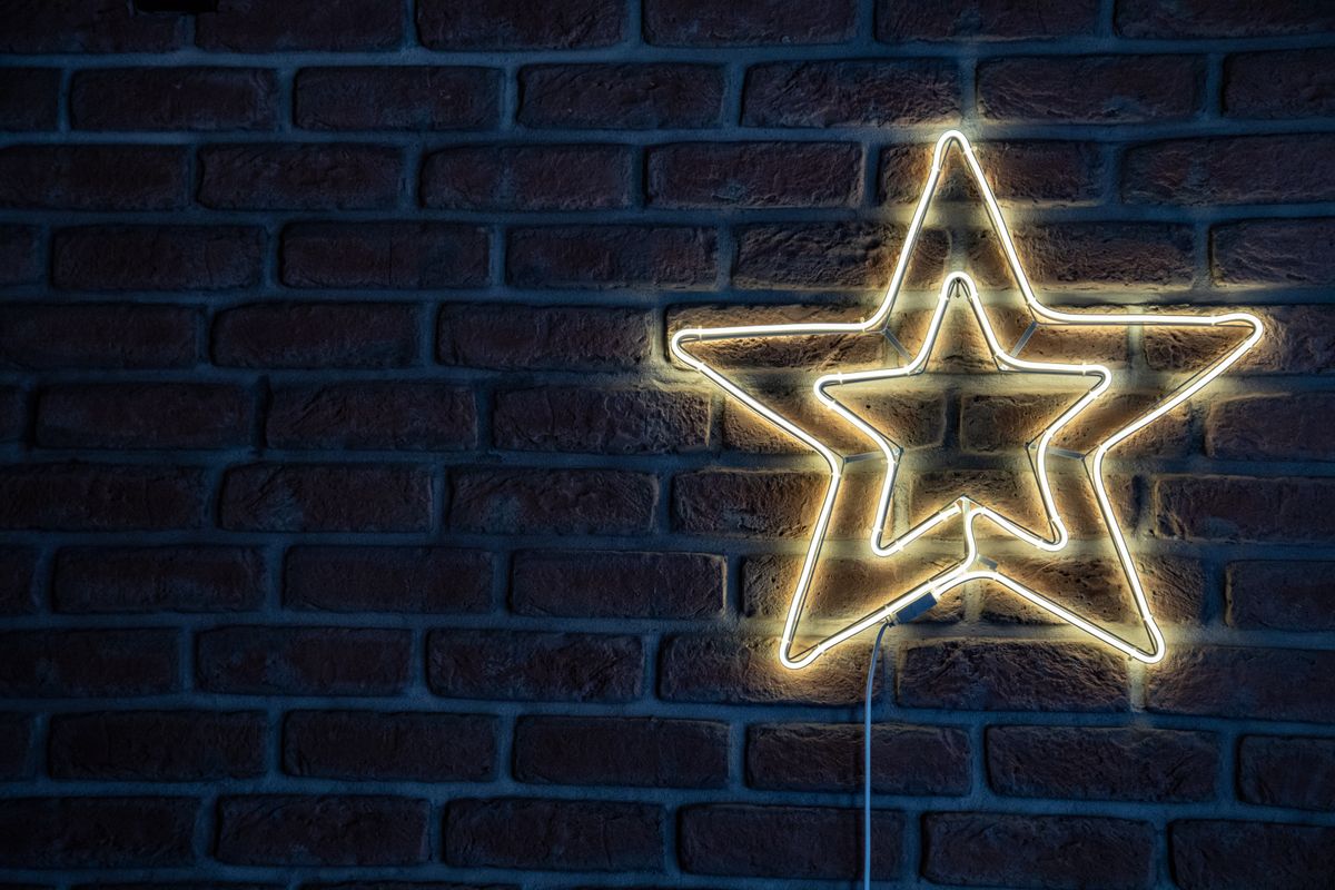Parlak meyve ve yıldız sembolleriyle aydınlatılmış klasik slot makinesi