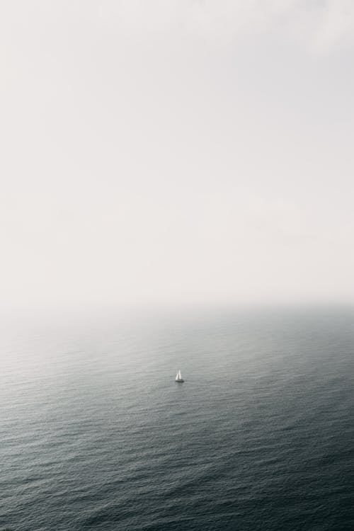Foto profissional grátis de barco a vela, céu branco, corpo d'água