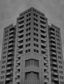 Striking grayscale photo of a modern high-rise building in Hamburg, showcasing urban architecture.